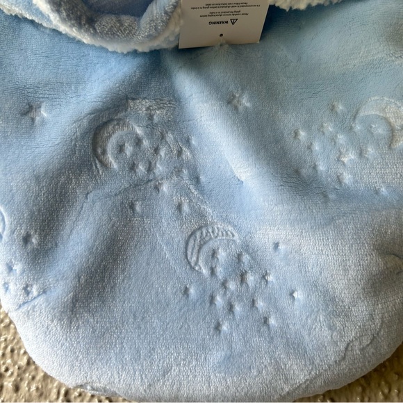 Amongst The Clouds irresistibly warm embossed swaddle blanket blue 0-3 months - Picture 3 of 8